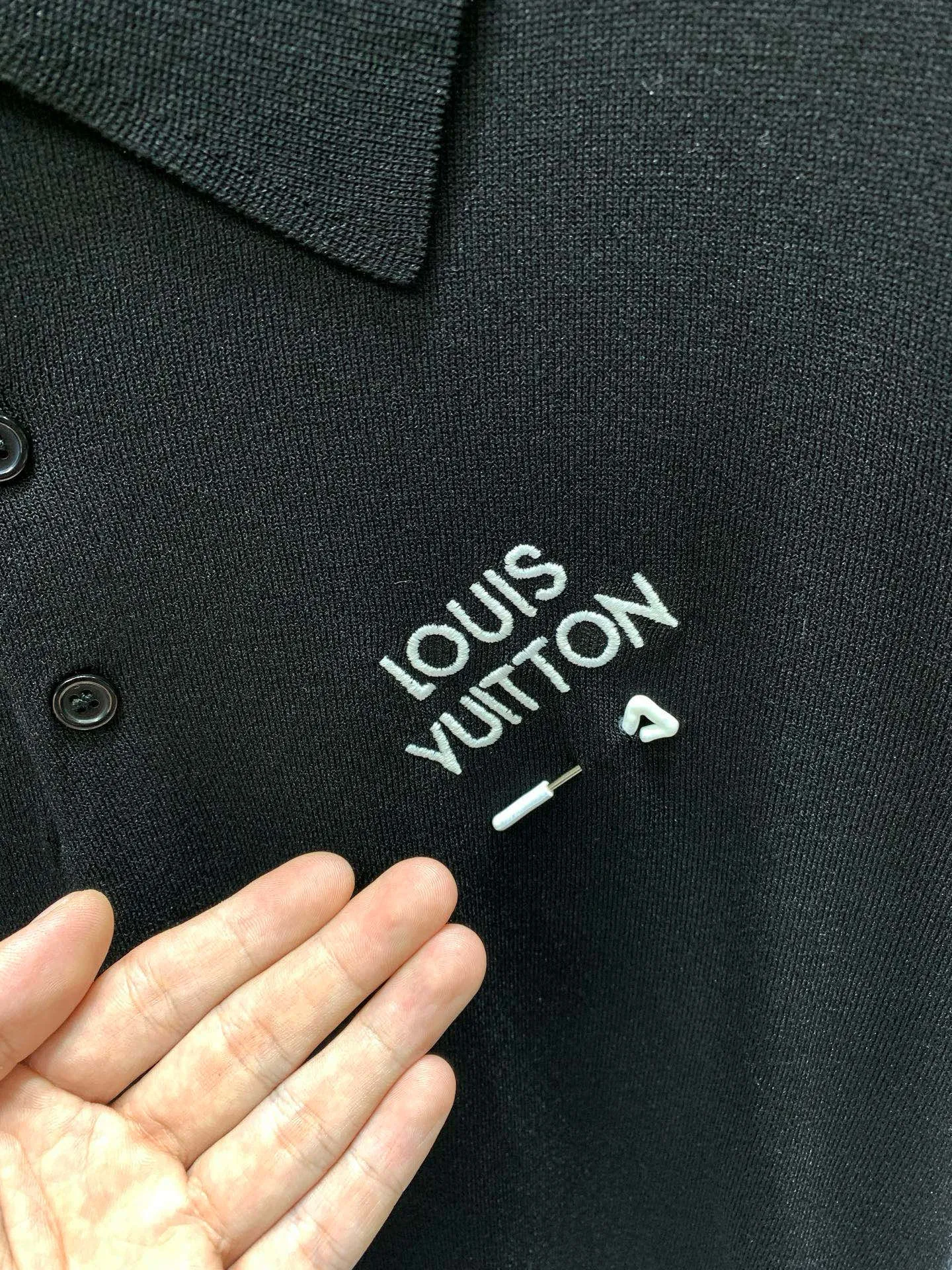 🅿️270 🀄️ louisvuitton Louis Vuitton lv2025ss new embroidered logo couple casual polo shirt short-sleeved T-shirt. The counter restores the top replica. The style is very good for business commuting. Classic polo lapel design. Classic LV letter slogan on the chest. Pin embroidery design highlights personality and makes the entire line smoother. The most classic evergreen small label design. Exquisite embroidered logo design on the chest. Pure cotton texture, skin-friendly and comfortable. Suitable for both business and leisure. Pique cotton fabric is more breathable and drier than ordinary knitted fabric. 3D three-dimensional tailoring technology. The upper body has a three-dimensional shape. The embroidery on the chest is full of details. Thousand needle embroidery is three-dimensional and full. Made of 300 grams of cotton pique cotton fabric. Customized buttons. Top quality products.